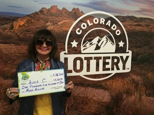 Alicia C.
在科罗拉多乐透背景前手持一张$1,500的巨型支票