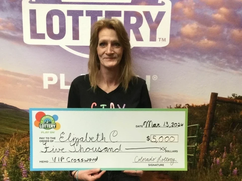 Elizabeth C.
在科罗拉多彩票背景前手持$5,000的超大支票